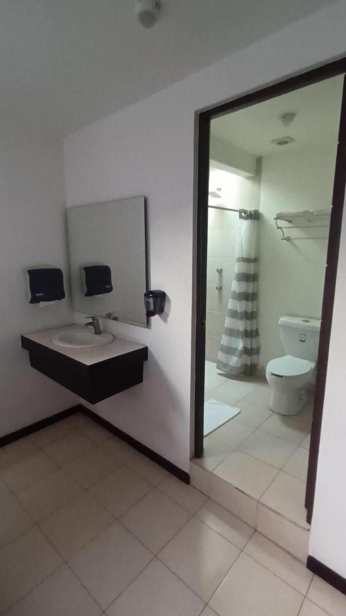 Hotel Ross موروليا المظهر الخارجي الصورة
